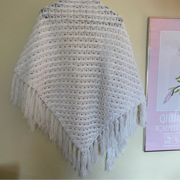 Vintage 70s 80s Handmade White Crocheted Boho Fringe White Shawl - Picture 6 of 8